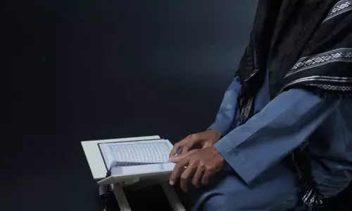 Adult memorizing Quran Hifz online with personalized tutor guidance